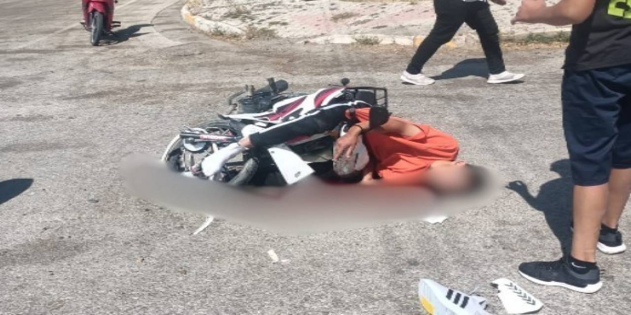 Belediyenin Temizlik Aracına Çarpan Motosikletli Genç Hayatını Kaybetti