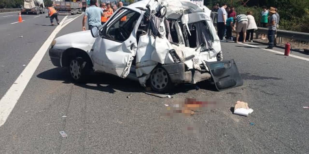 Tem’de Feci Kaza, Tırın Çarptığı Hafif Ticari Araç Kağıt Gibi Ezildi: 1’i Ağır, 2 Yaralı