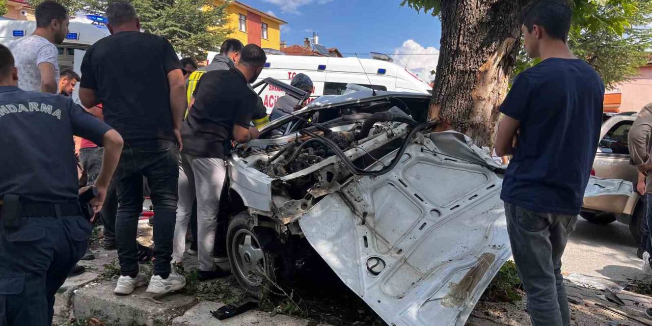 Otomobil Ağaca Saplandı: 2 Yaralı