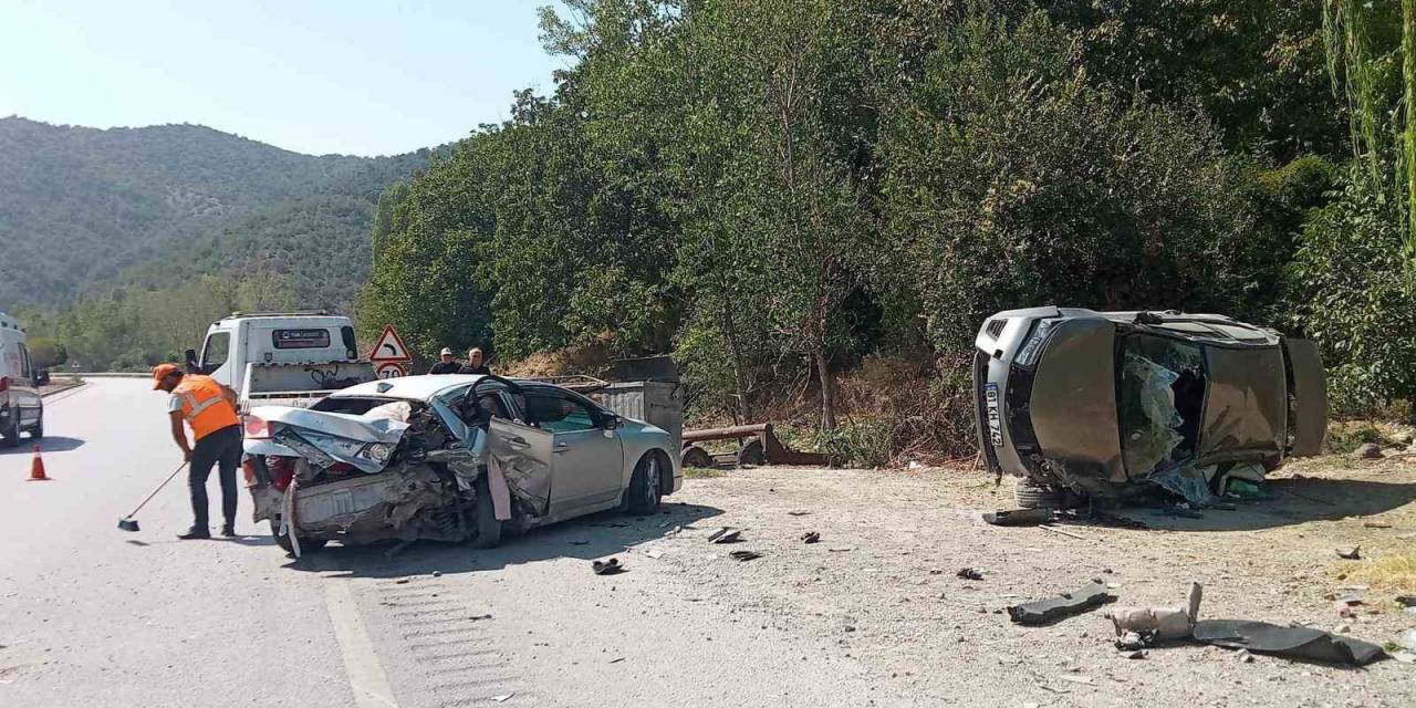 Seyir Halindeki Araç Park Halindeki Otomobile Çarptı: 8 Yaralı