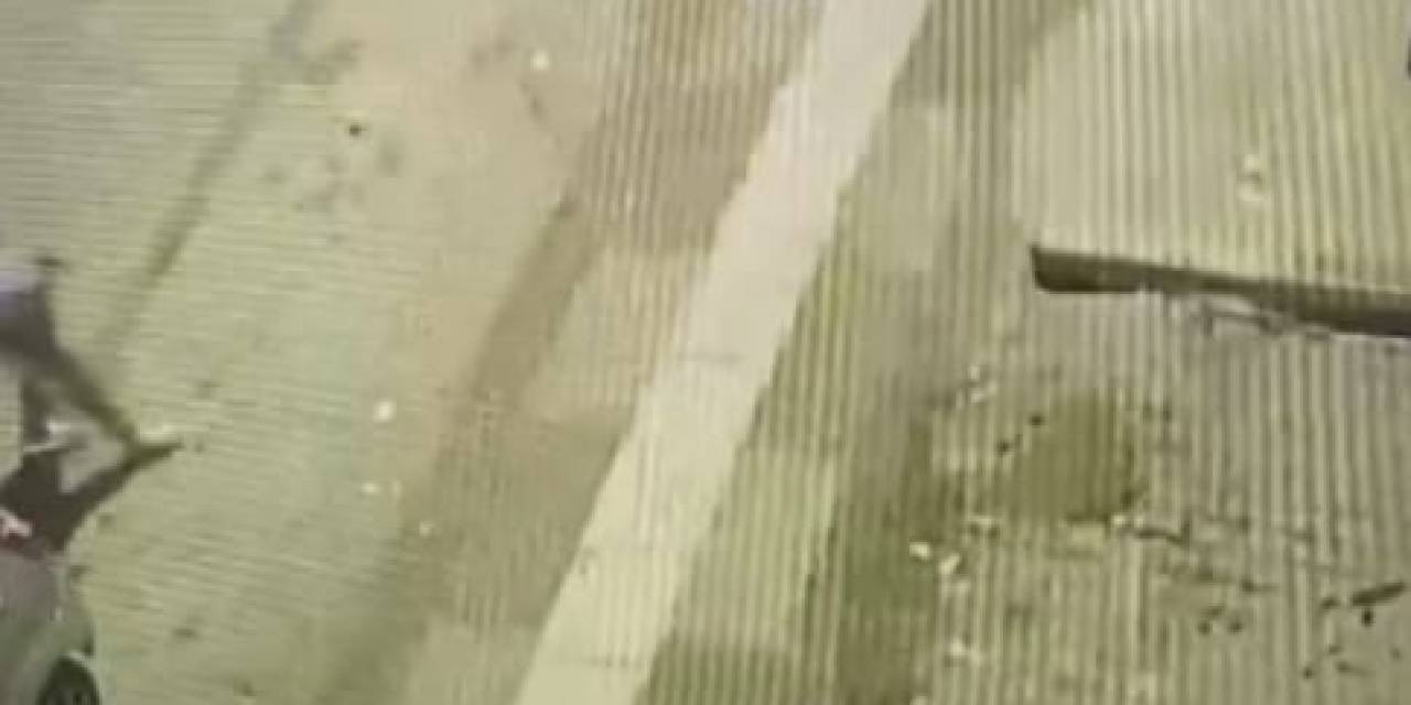 Yolun Karşısına Yavaş Geçtiği İçin Sinirlendiği Yayaya Kafa Attı