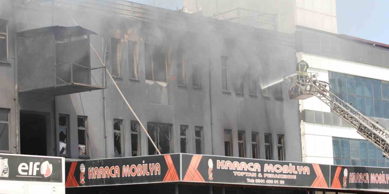 Mobilya Fabrikasındaki Yangın Yeniden Alevlendi