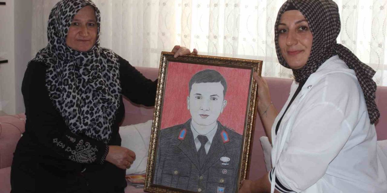 Kahramanmaraş’ta Bir Ressam Şehitlerin Resimlerini Çizerek Ailelerine Hediye Ediyor