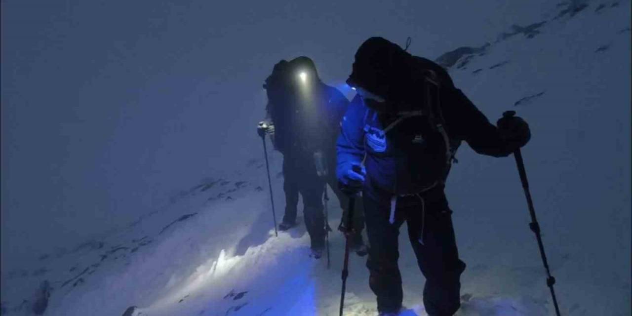 Ağrı Dağı’na Zorlu Tırmanış