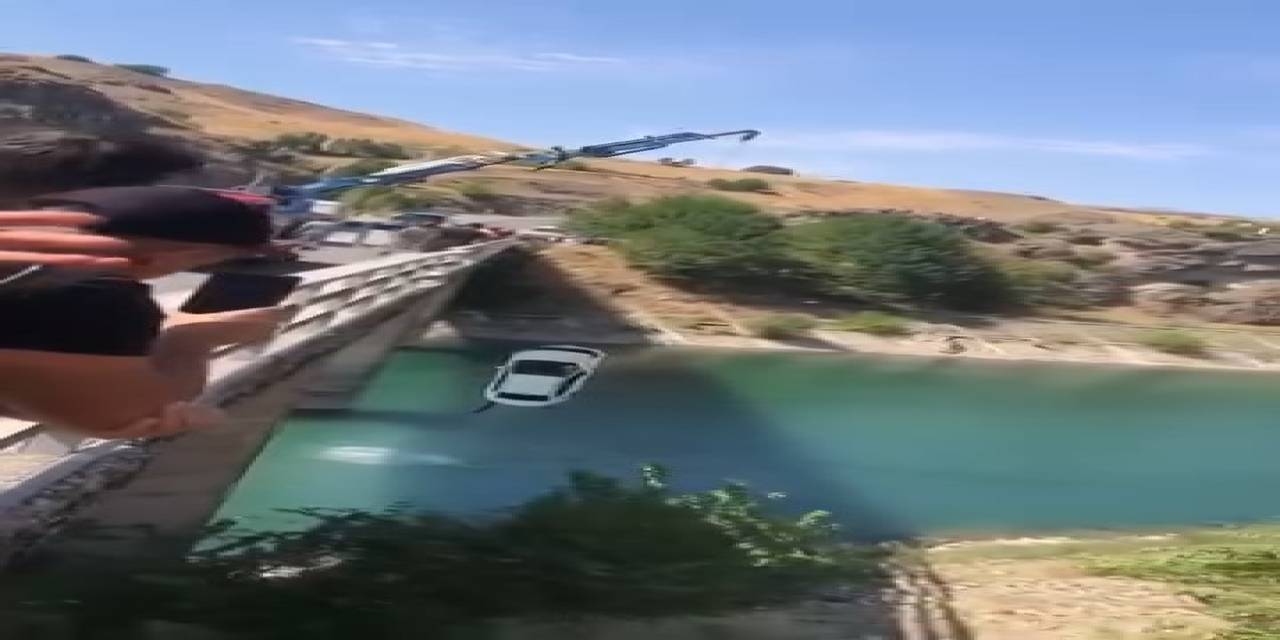 Baraj Gölüne Uçan Araç, Vinç Yardımı İle Çıkartıldı