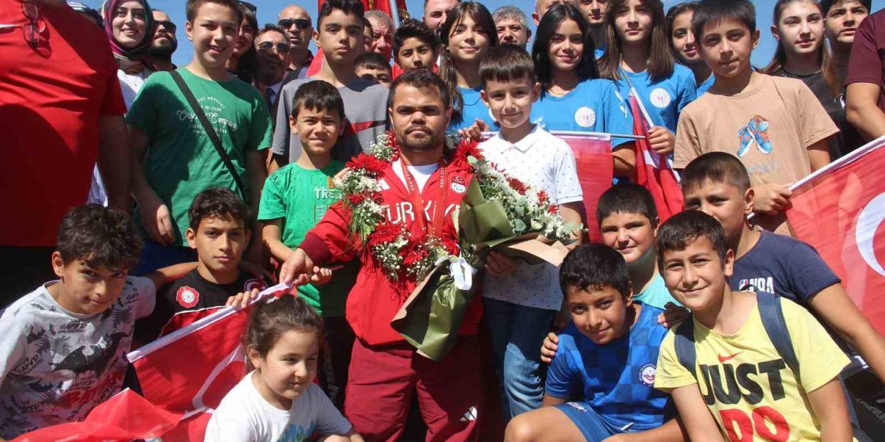 Tarihe Geçen Milli Sporcu Abdullah Kayapınar Halaylarla Karşılandı