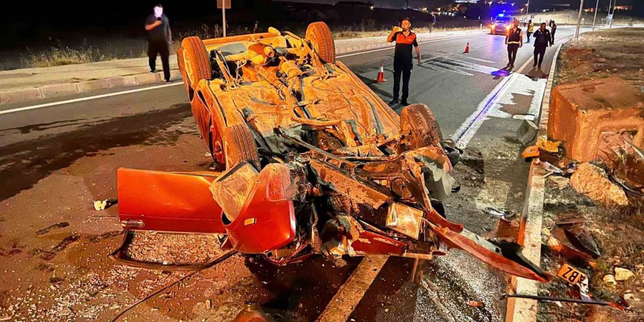 Emet’te Aydınlatma Direğine Çarpan Araçtaki 3 Kişi Yaralandı