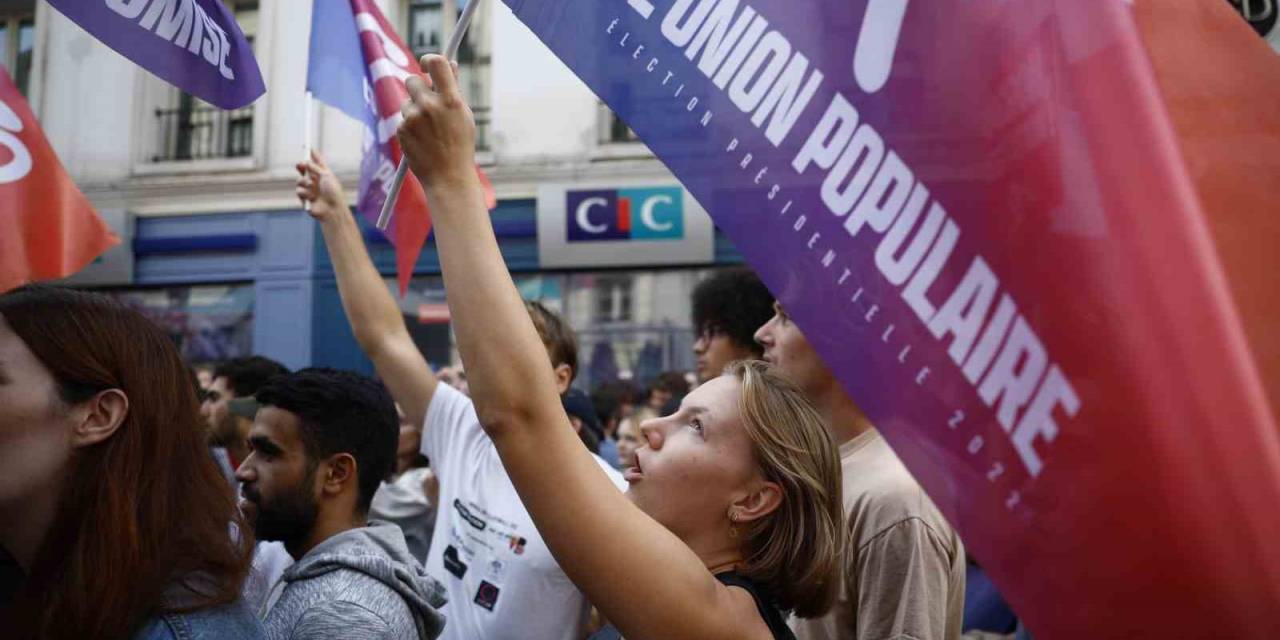 Fransa’da Binlerce Kişi Yeni Başbakanı Protesto İçin Sokaklara Döküldü