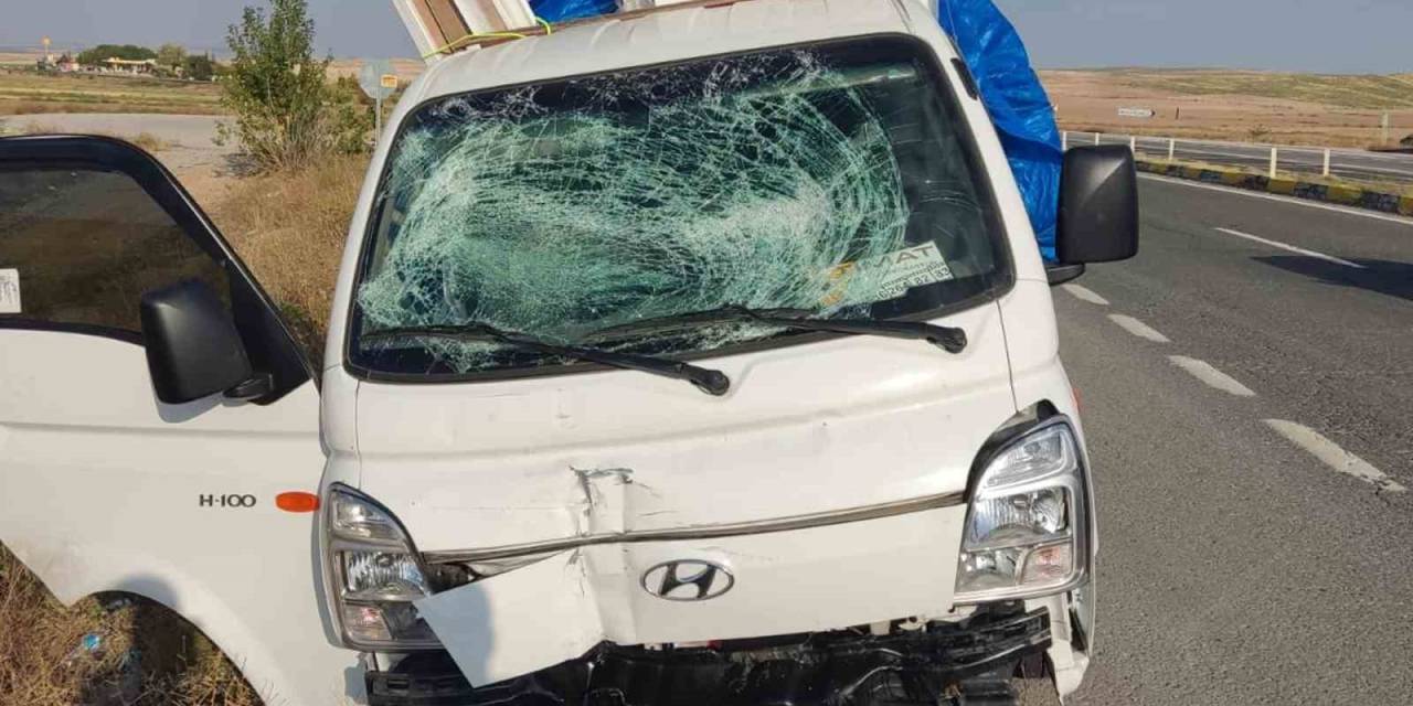 Kırıkkale’de Eşya Yüklü Kamyonet Kaza Yaptı: 2 Yaralı