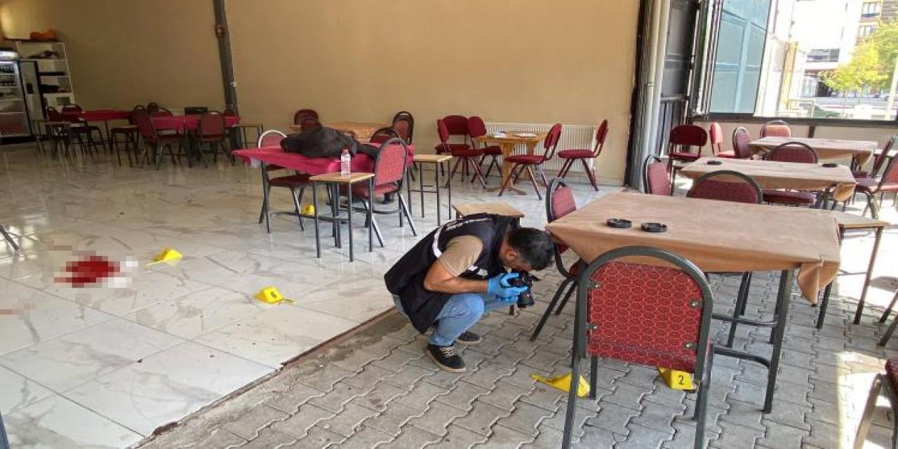 Kahvehanede Oturan Husumetlilerine Kurşun Yağdırdılar: 2 Yaralı