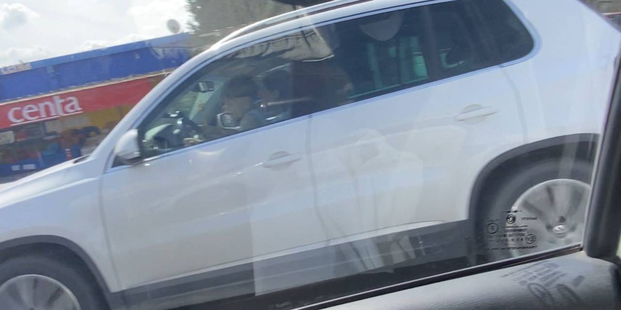 Anne Kucağında Çocuğuna Cip Sürdürdü, Görenler Şaştı Kaldı