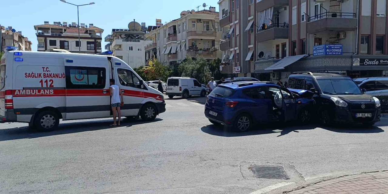 Otomobil, Hafif Ticari Aracı Önünde Sürükledi: 3 Yaralı