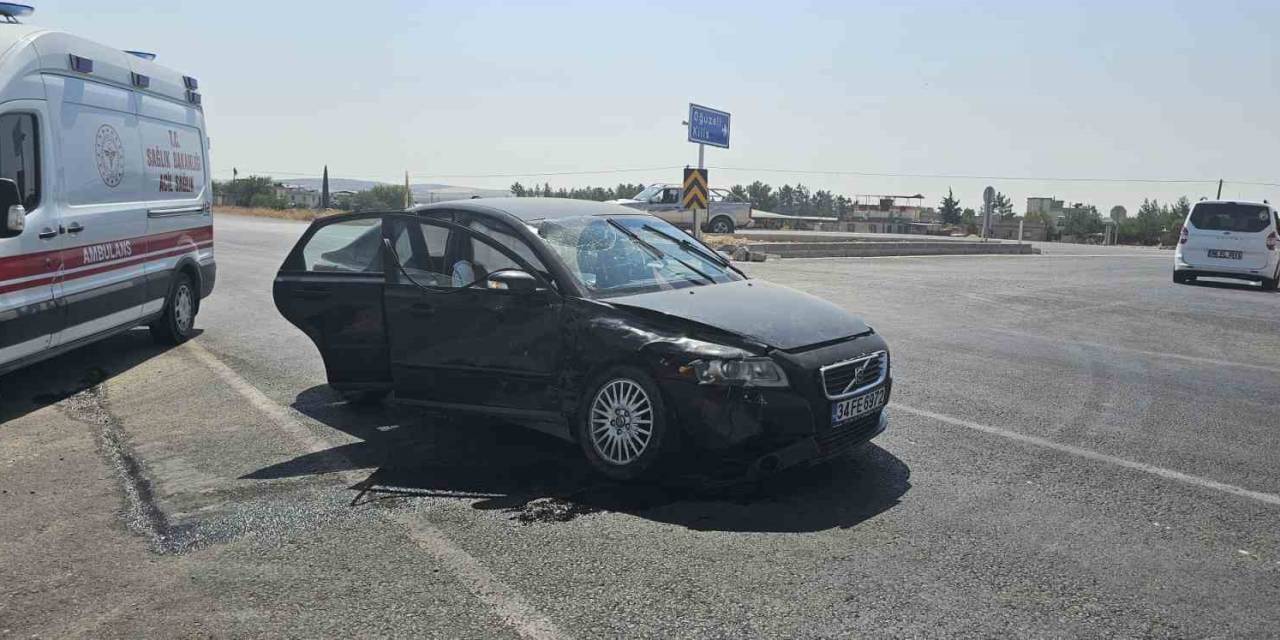 Hafif Ticari Araç İle Otomobil Kavşakta Çarpıştı: 2 Yaralı