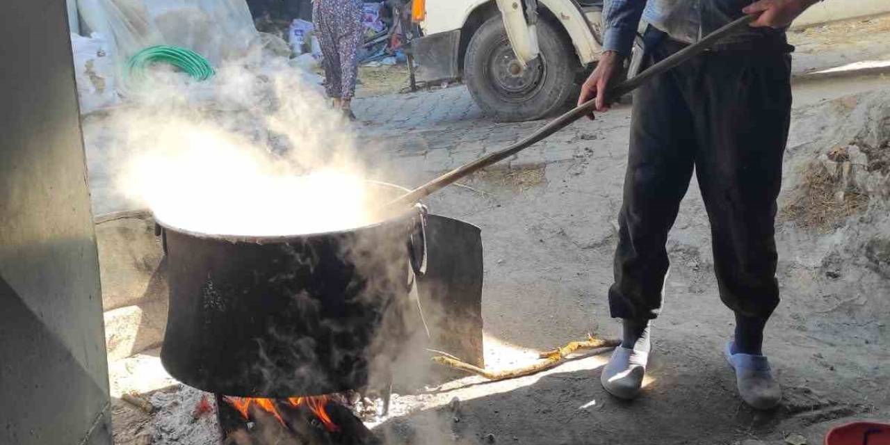 Selendi’de Şifa Kaynağı Pekmez Kaynatılmaya Başlandı
