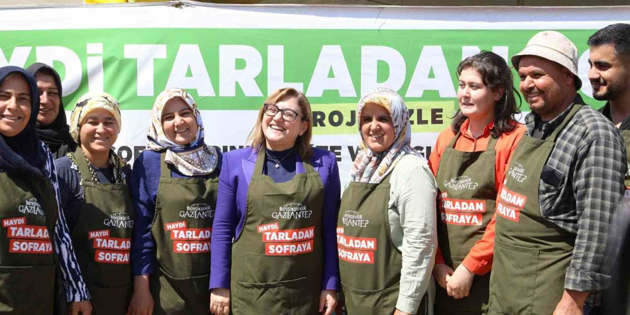 Fatma Şahin, ’haydi Tarladan Sofraya Pazar Yeri’nden Alışveriş Yaptı