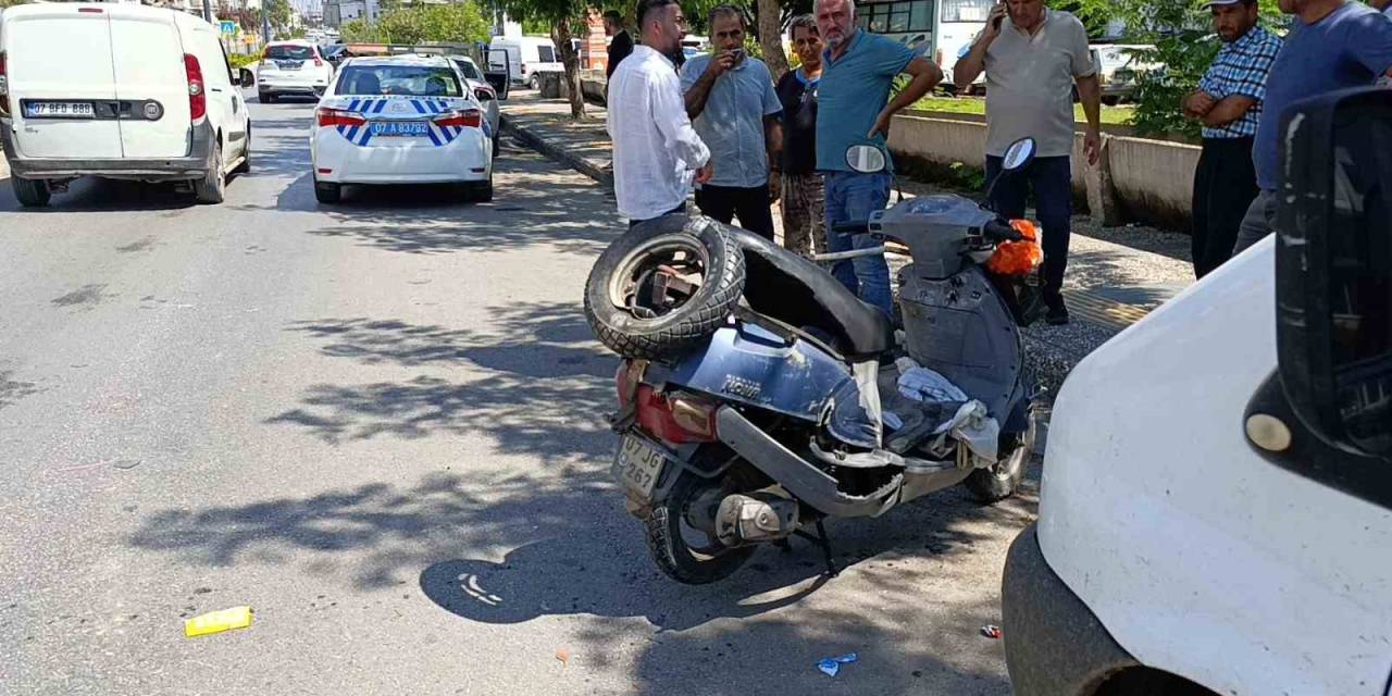 Yaya Geçidinden Geçen Motosiklete Otomobil Çarptı: Yaşlı Sürücü Yaralandı