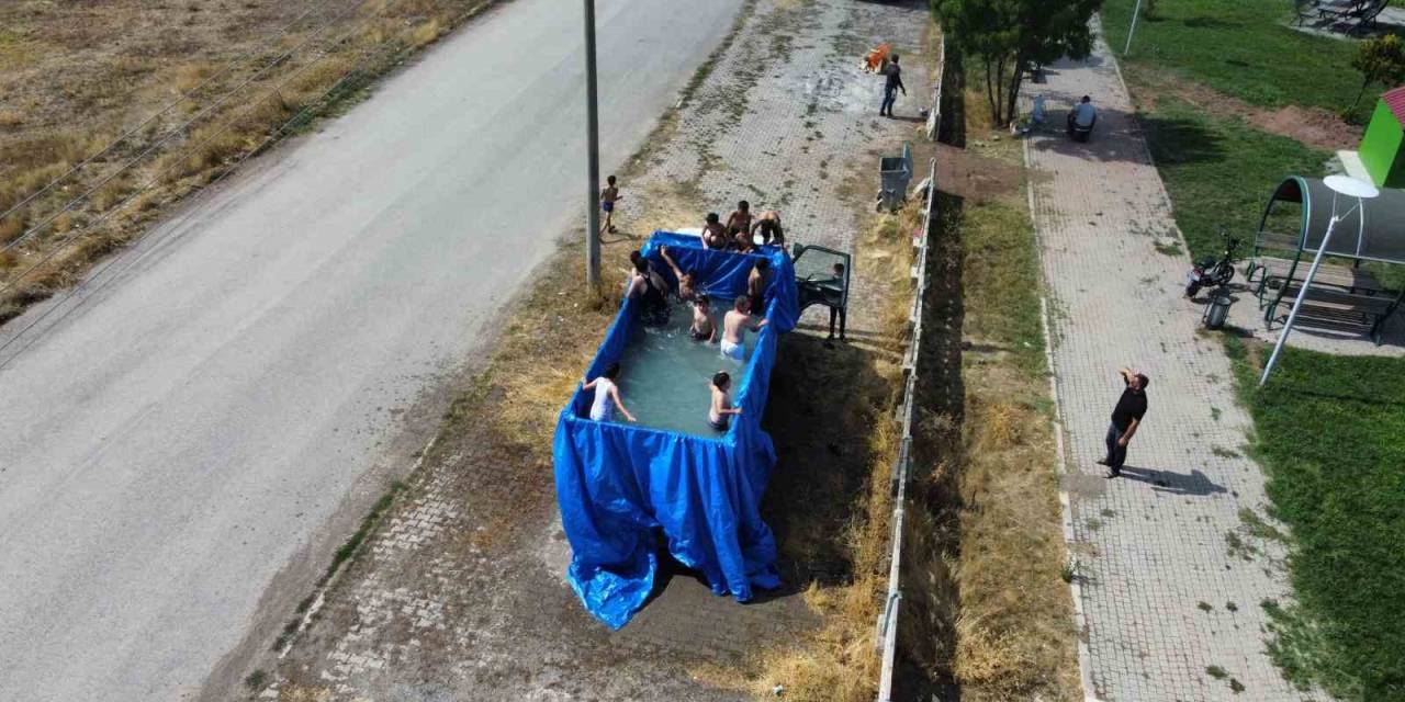 Kamyon Kasasında Havuz Keyfi