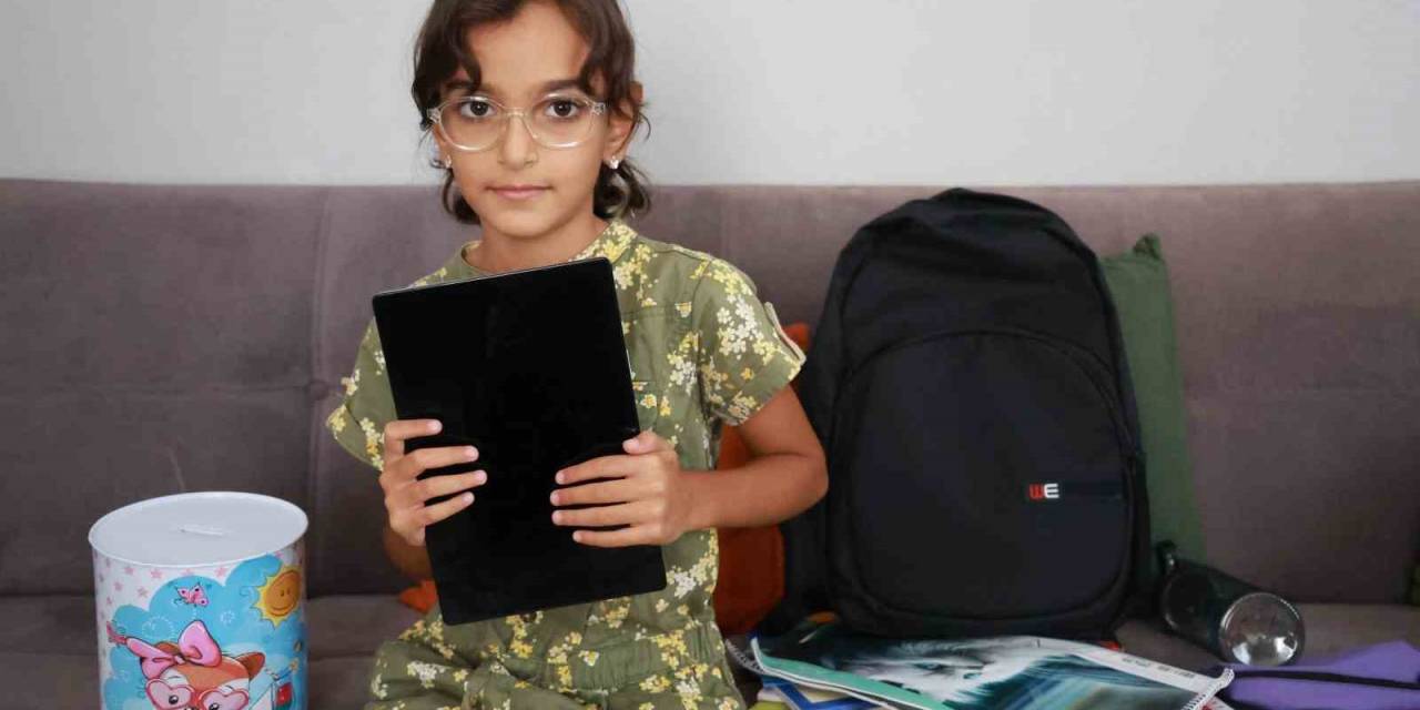 Kumbarasıyla Birlikte Hayalleri Çalınan 8 Yaşındaki Depremzede Elif’in Yüzü, Hayalindeki Tabletle Güldü