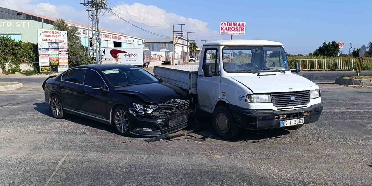 Manavgat’ta Kamyonet İle Otomobil Çarpıştı: 1 Yaralı