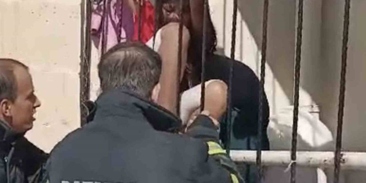 Oyun Oynarken Balkon Korkuluklarına Sıkışan Çocuk Kurtarıldı