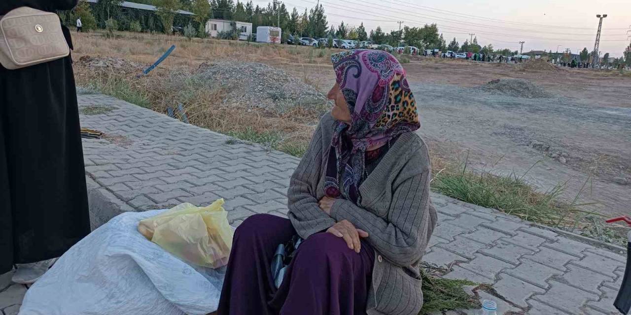 Batman’da Dilenciler Mezarları Mesken Haline Getirdi