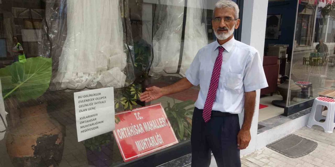 Evlenecek Genç Kızlara Gelinlik Hediye Ediyor