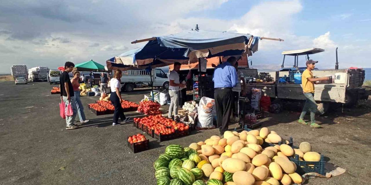 Yol Kenarında Satılan Ürünler İlgi Görüyor