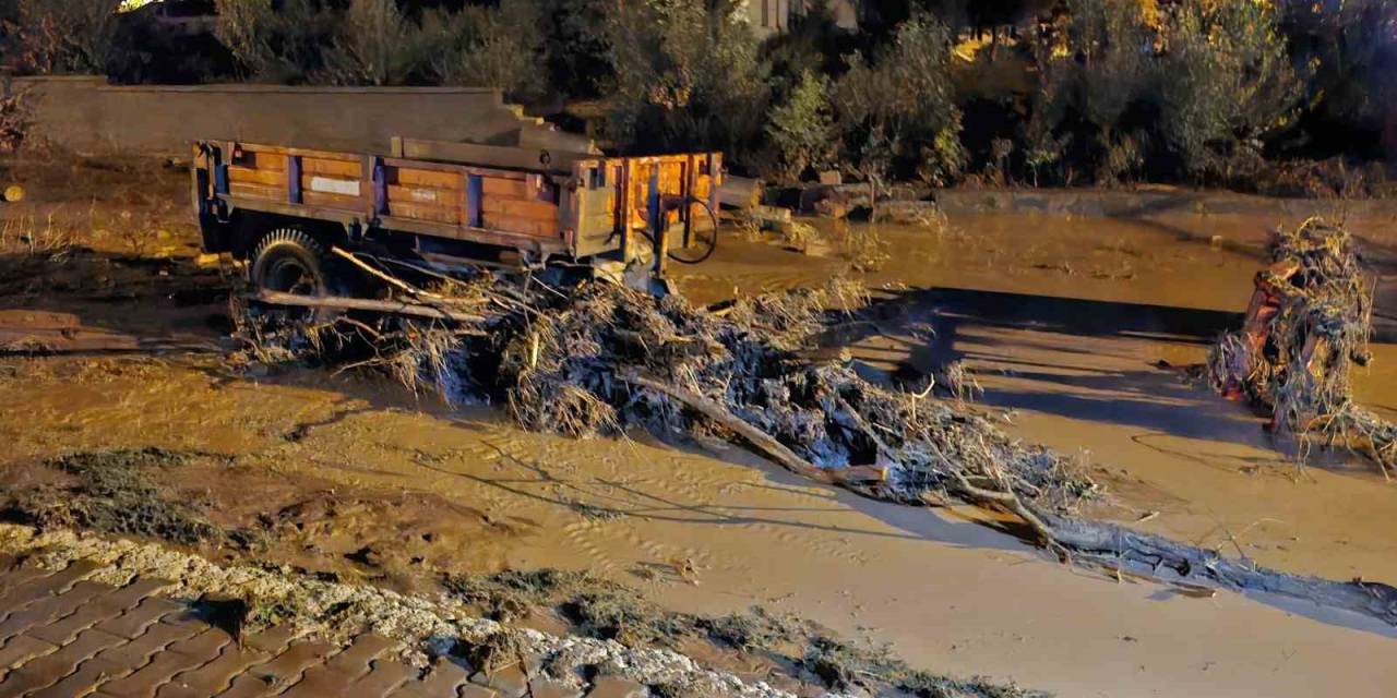 Çorum’u Sel Vurdu: Sağlık Ocağının Duvarı Yıkıldı, Araçlar Mahsur Kaldı, Yollar Göle Döndü