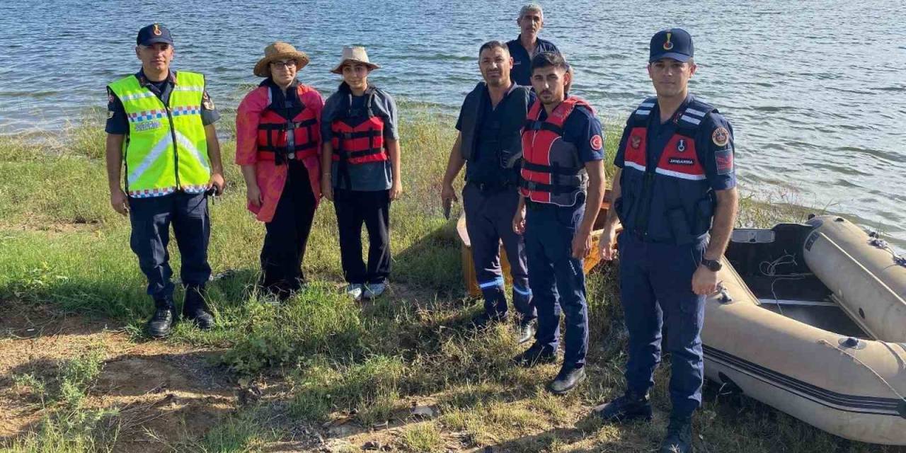 Tekneyle Akıntıya Kapılan 2 Genç Kadın Gölün Ortasında Mahsur Kaldı