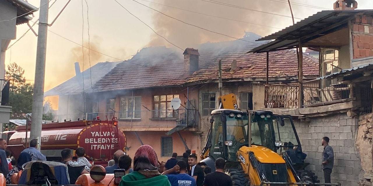 Isparta’da Çıkan Yangında Bitişik İki Ev Kullanılamaz Hale Geldi