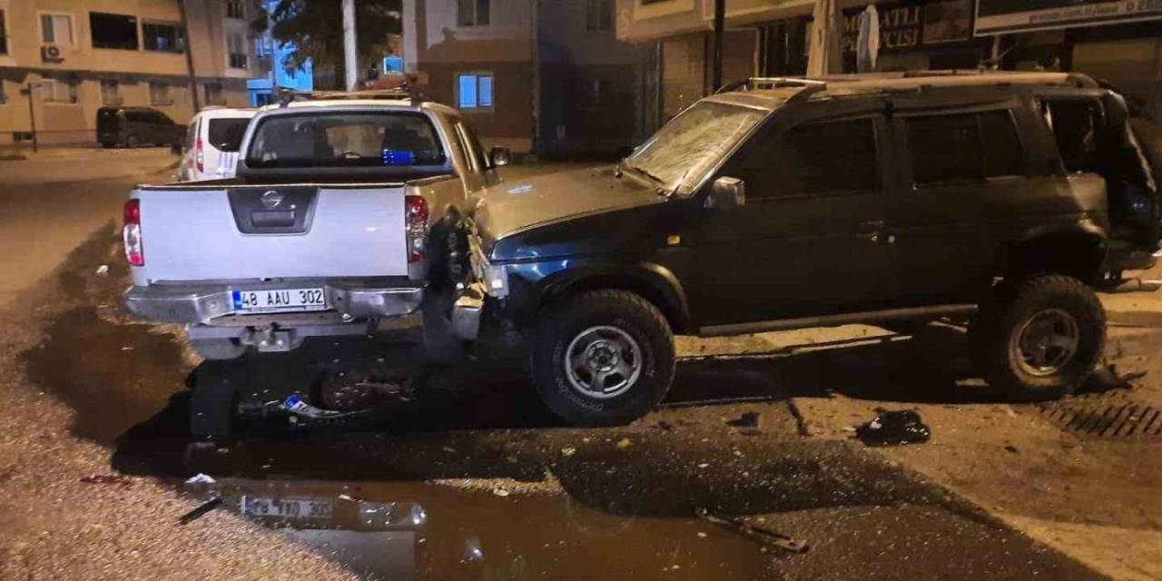 Park Halindeki Araçlara Çarpıp Kaçtı