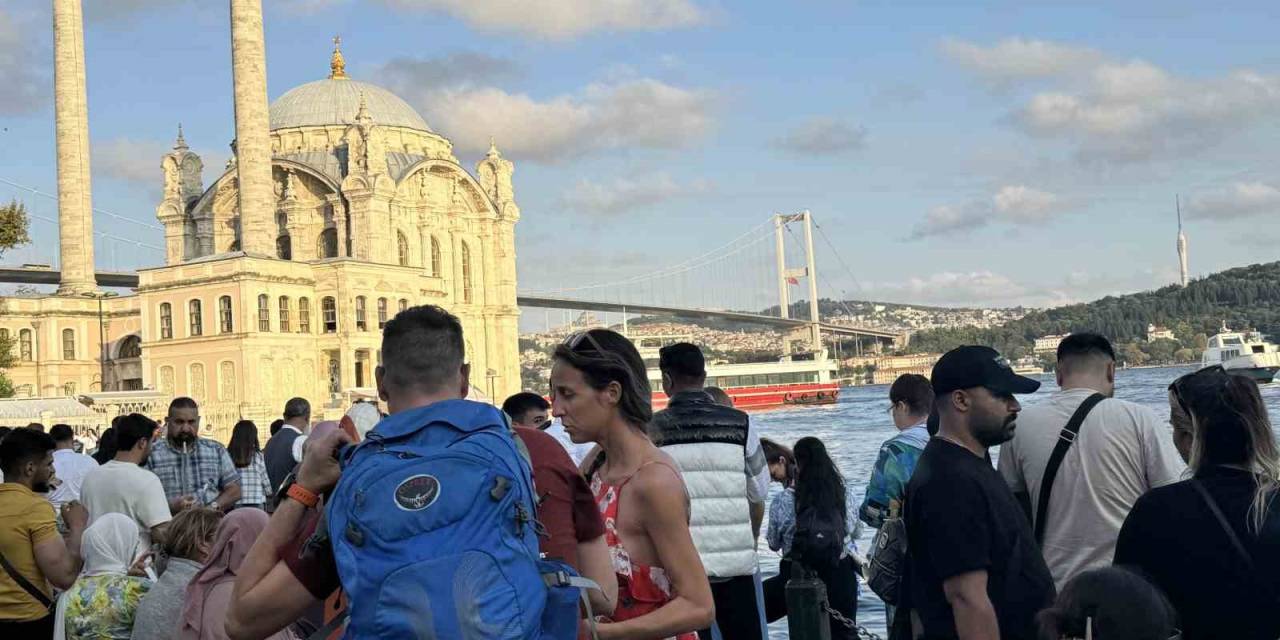 Halat Üzerinde 15 Temmuz Köprüsü’nü Geçen Atleti Vatandaşlar İlgiyle İzledi