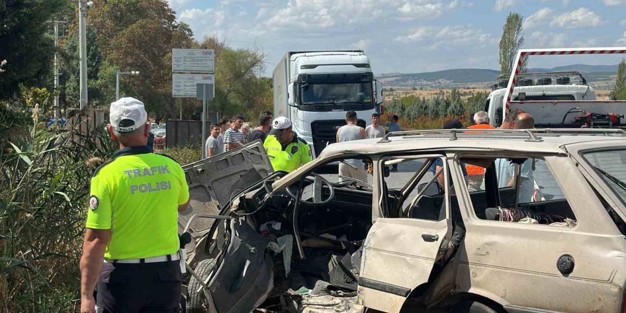 Uşak’ta Otomobiller Çarpıştı: 1 Ölü, 4 Yaralı