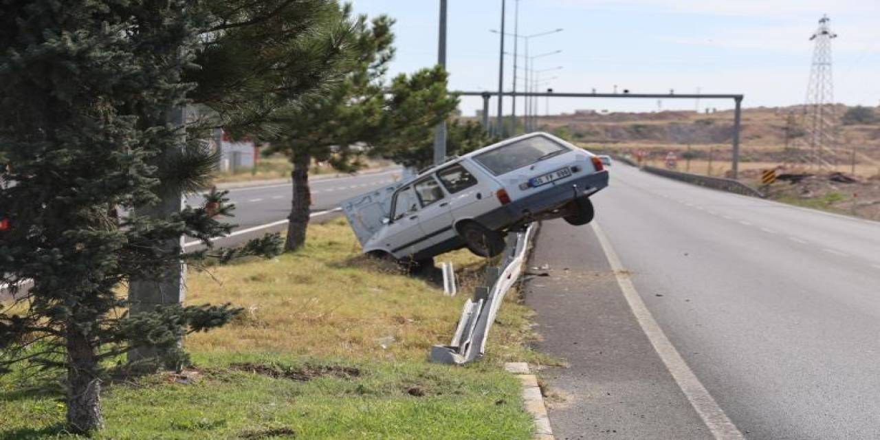 Kontrolden Çıkan Otomobil Bariyer Demirlerine Çıktı 1 Yaralı