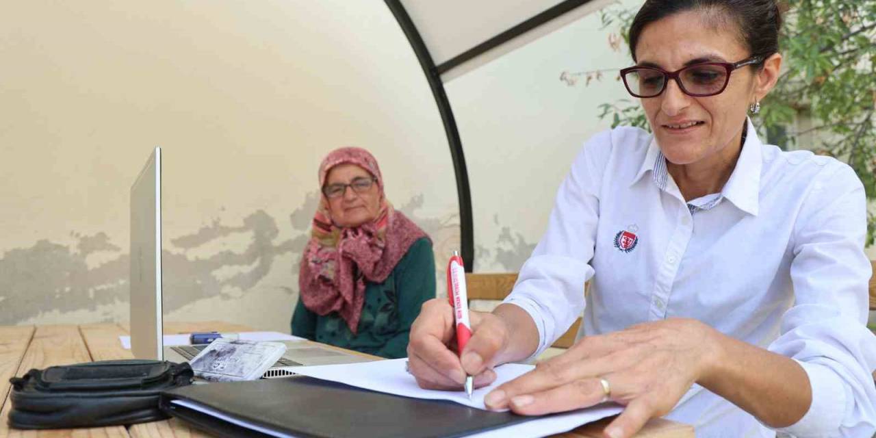 Bu Köy 20 Yıldır Kadın Muhtara Emanet