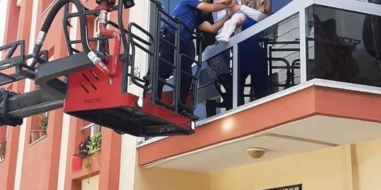 Yanan Binada Mahsur Kalanları İtfaiye Kurtardı