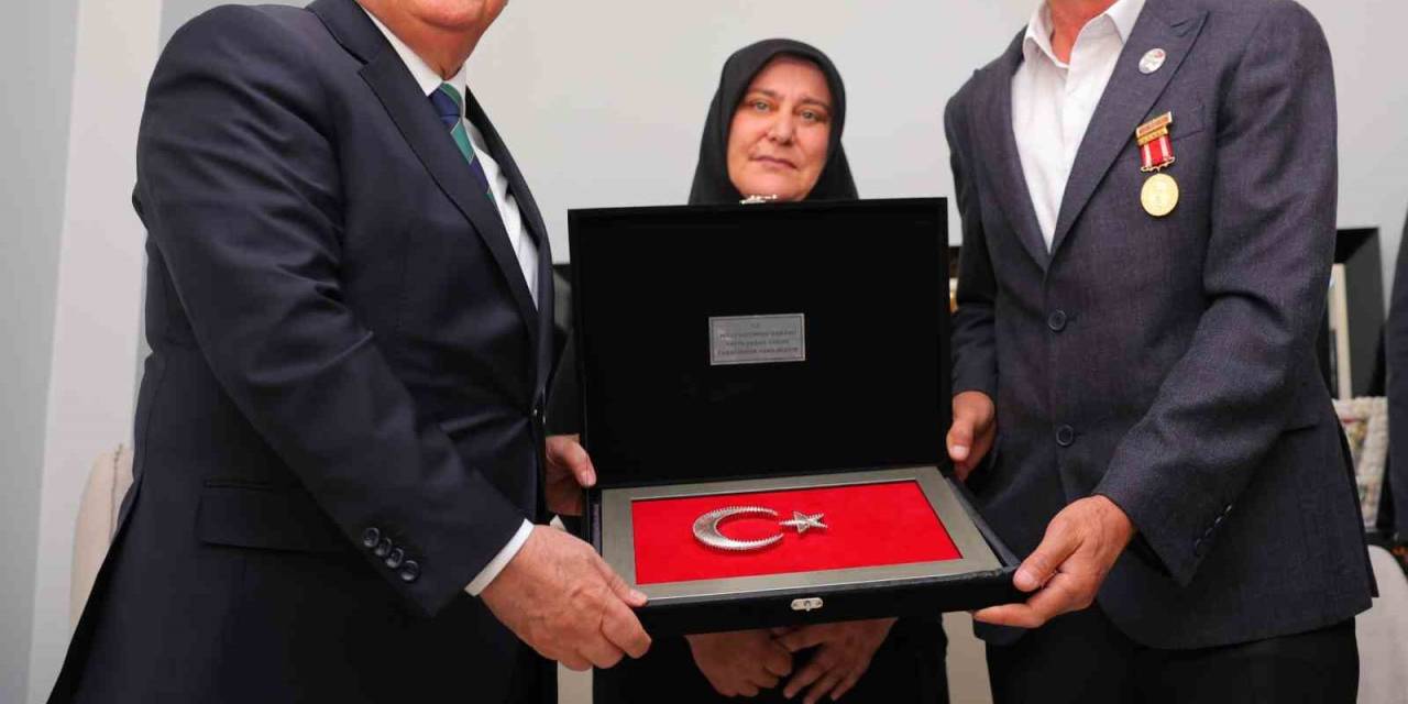 Bakan Güler Gazi Ve Ailesiyle Evinde Bir Araya Geldi