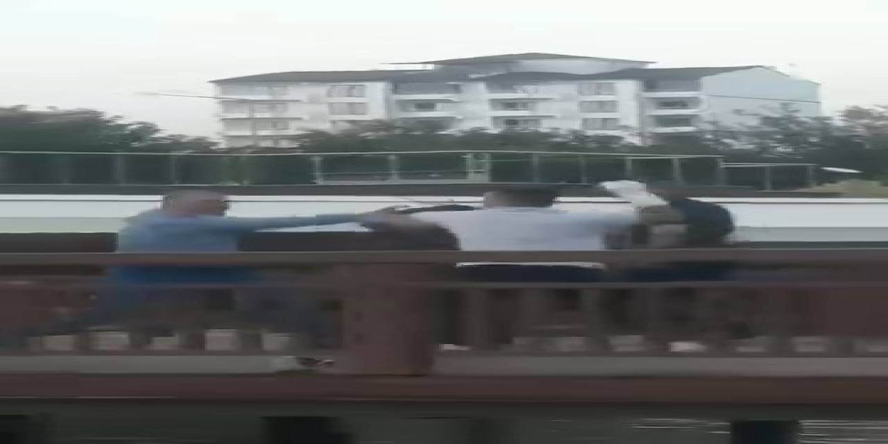 Elinin Alçılı Olmasına Bakmadı, Tekme Yumruk Kavga Etti