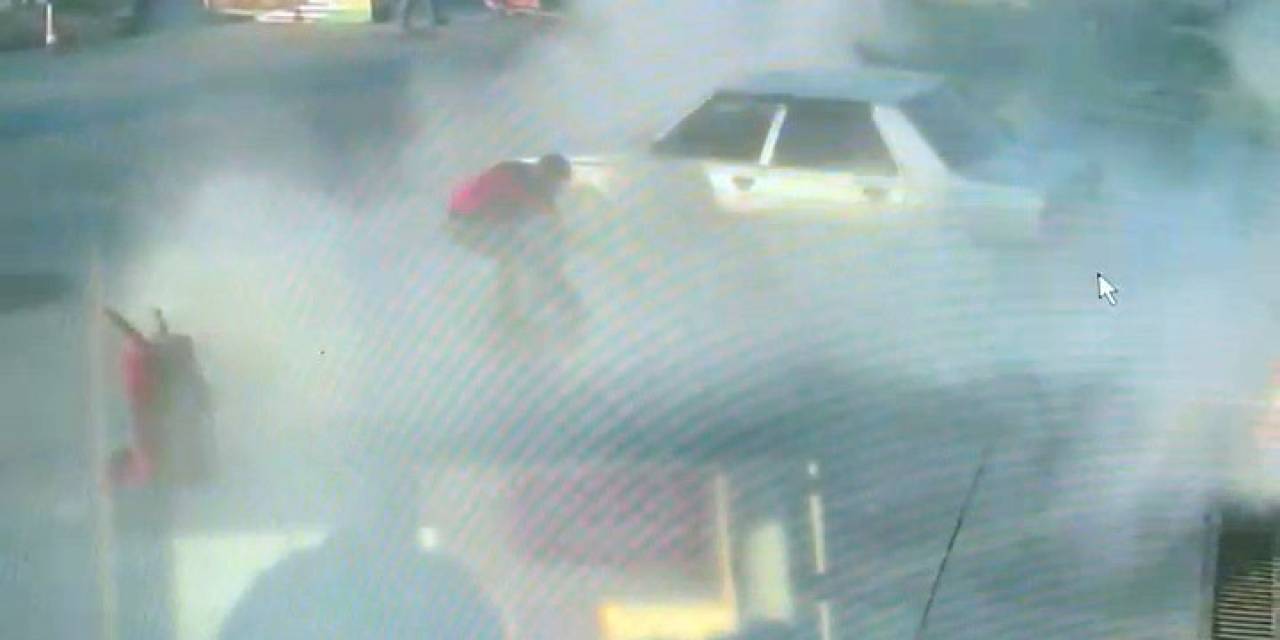 Tuzla’da Otomobilde Patlama Anı Kamerada