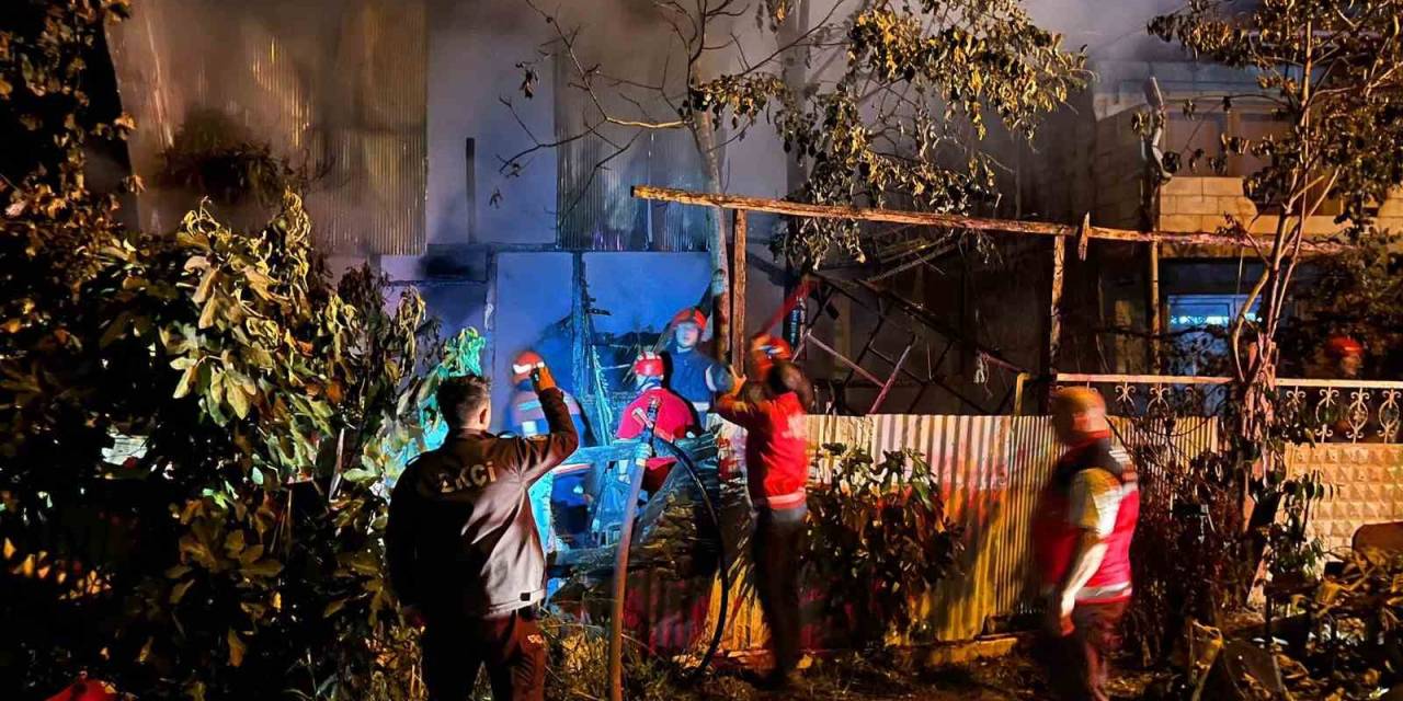 Sakarya’da; Ev, Deposu Ve Ahır Kısmı Alevlere Teslim Oldu