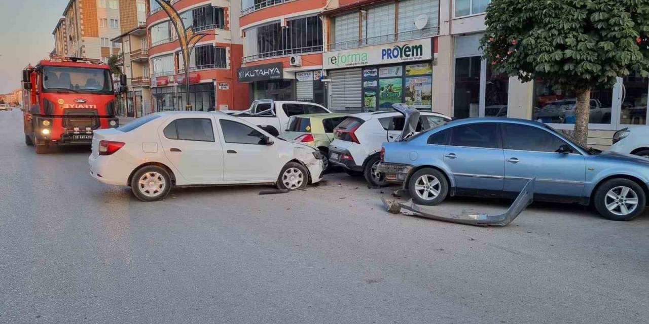 Otomobil Park Halindeki Araçlara Çarptı: 1 Yaralı