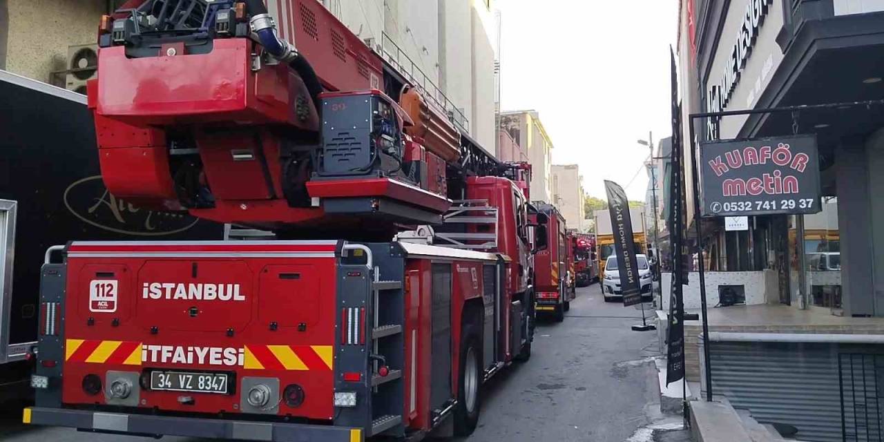 Ümraniye’de Mobilya Üretim Atölyesinde Çıkan Yangın Korkuttu