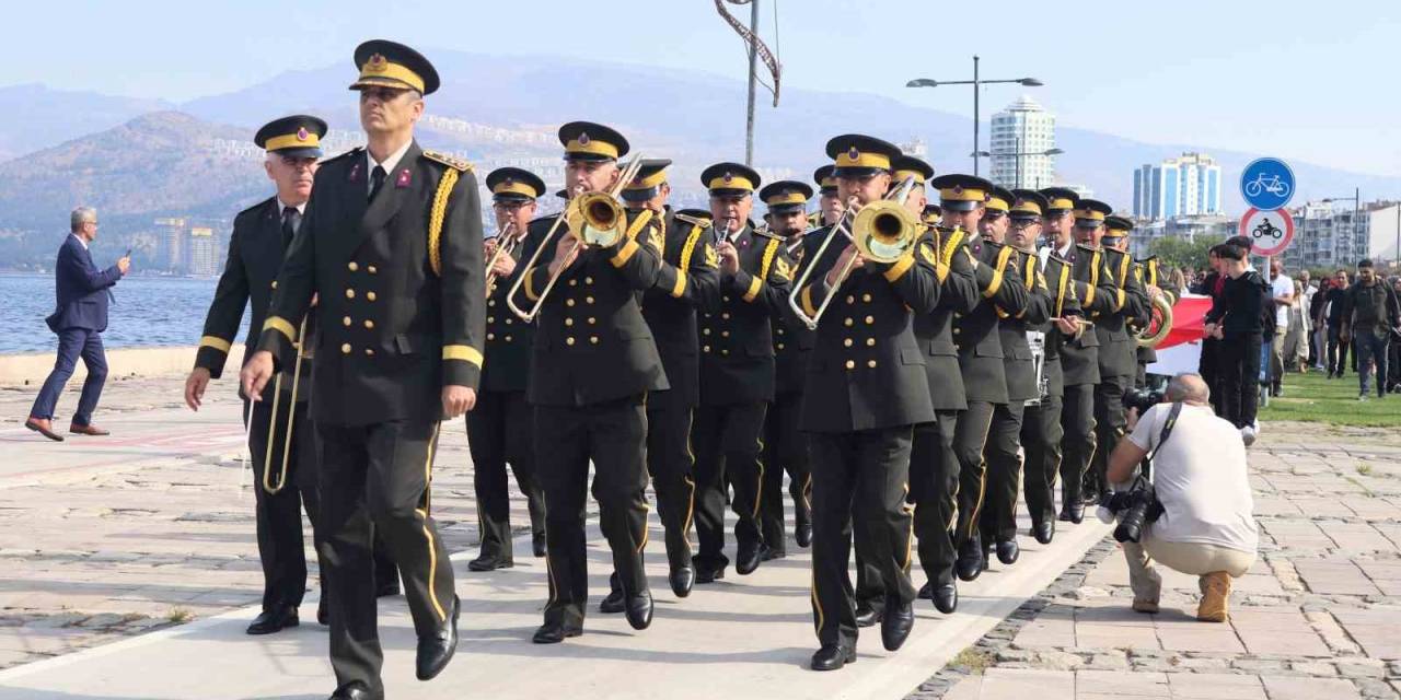 İzmir’de Gaziler ‘Kahramanlarla Yürüyoruz’ Sloganıyla Yürüdü