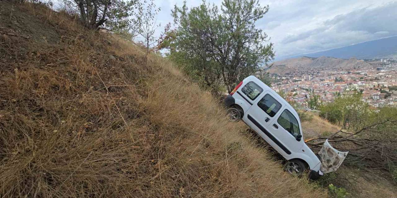Tokat’ta Uçuruma Yuvarlanan Araç Ağaca Çarparak Durdu