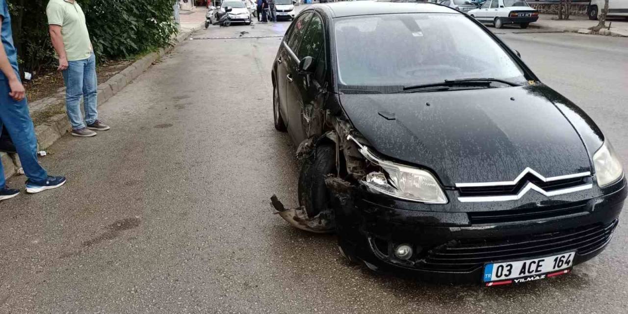 Kontrolden Çıkan Otomobil, Park Halindeki 2 Otomobile Çarptı