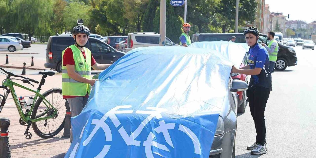 Konyalı Bisikletseverler Bisiklet Yolunu İşgal Eden Araçların Üzerini Mavi Brandayla Kapladı