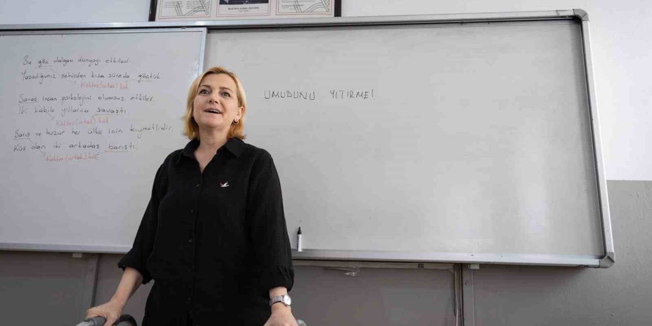 Enkazdan 25. Saatte Kurtulan Aslı Öğretmen, Çok Sevdiği Mesleğine Geri Döndü