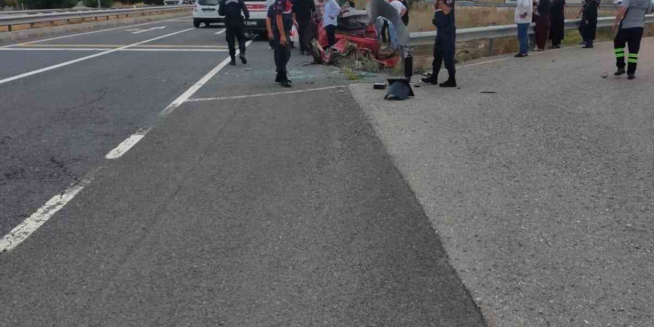 Ankara’da Otomobil Bariyerlere Çarptı: 1 Ölü, 1 Yaralı