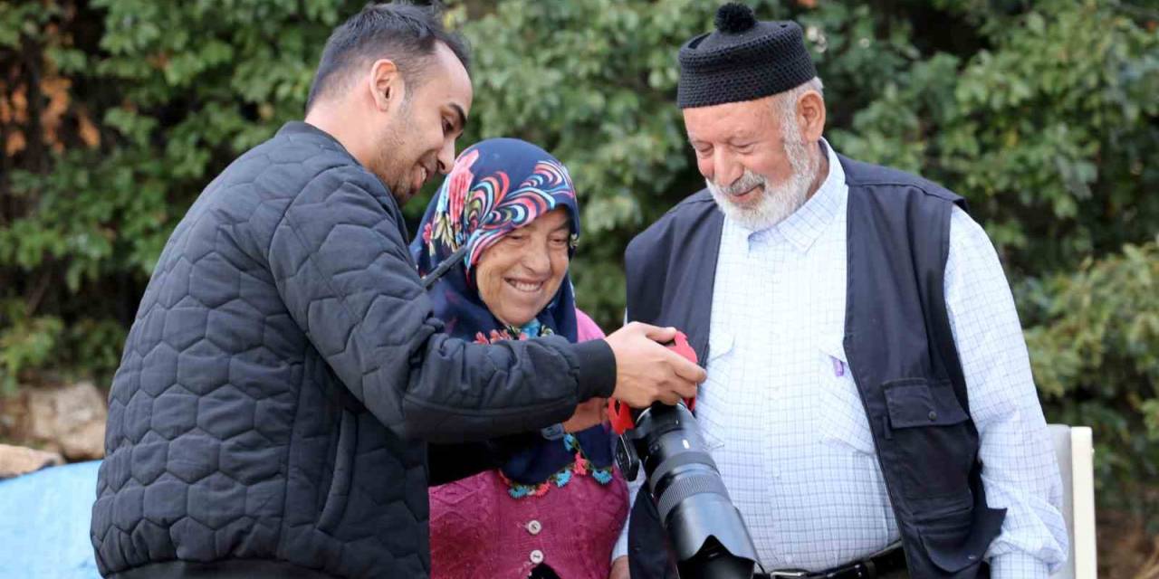 Elini Hanımının Omzuna Koymak İçin İzin İstedi, Görüntüyü Milyonlarca Kişi İzledi