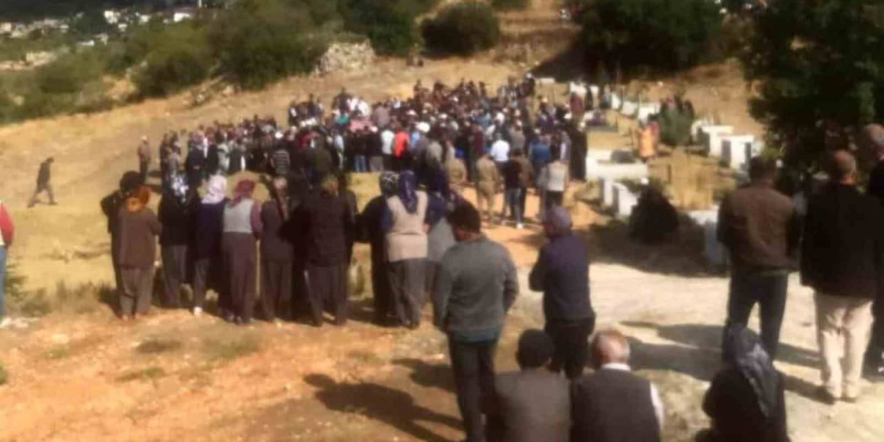 Mersin’de Öldürülen Baba İle Oğlu Ve Gelini Toprağa Verildi